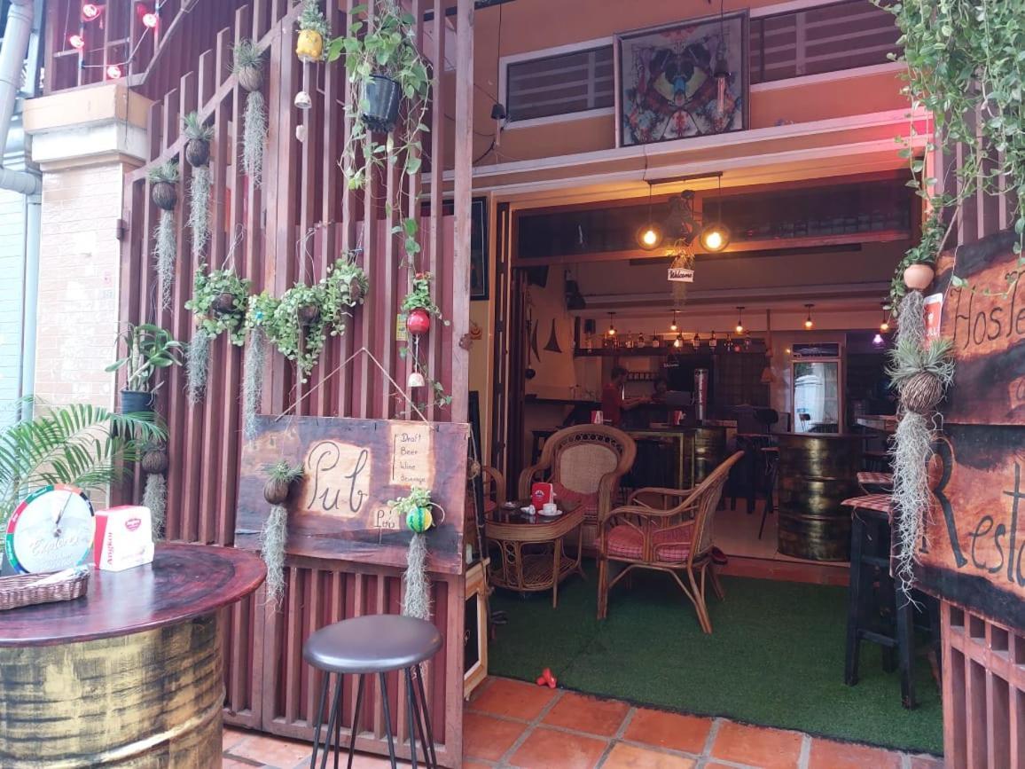 Peri Evi Hostel Phnom Penh Bassac Lane ภายนอก รูปภาพ