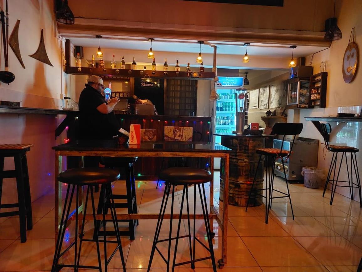 Peri Evi Hostel Phnom Penh Bassac Lane ภายนอก รูปภาพ