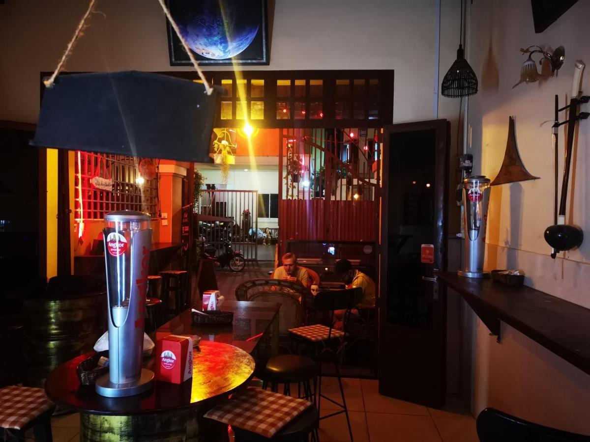 Peri Evi Hostel Phnom Penh Bassac Lane ภายนอก รูปภาพ