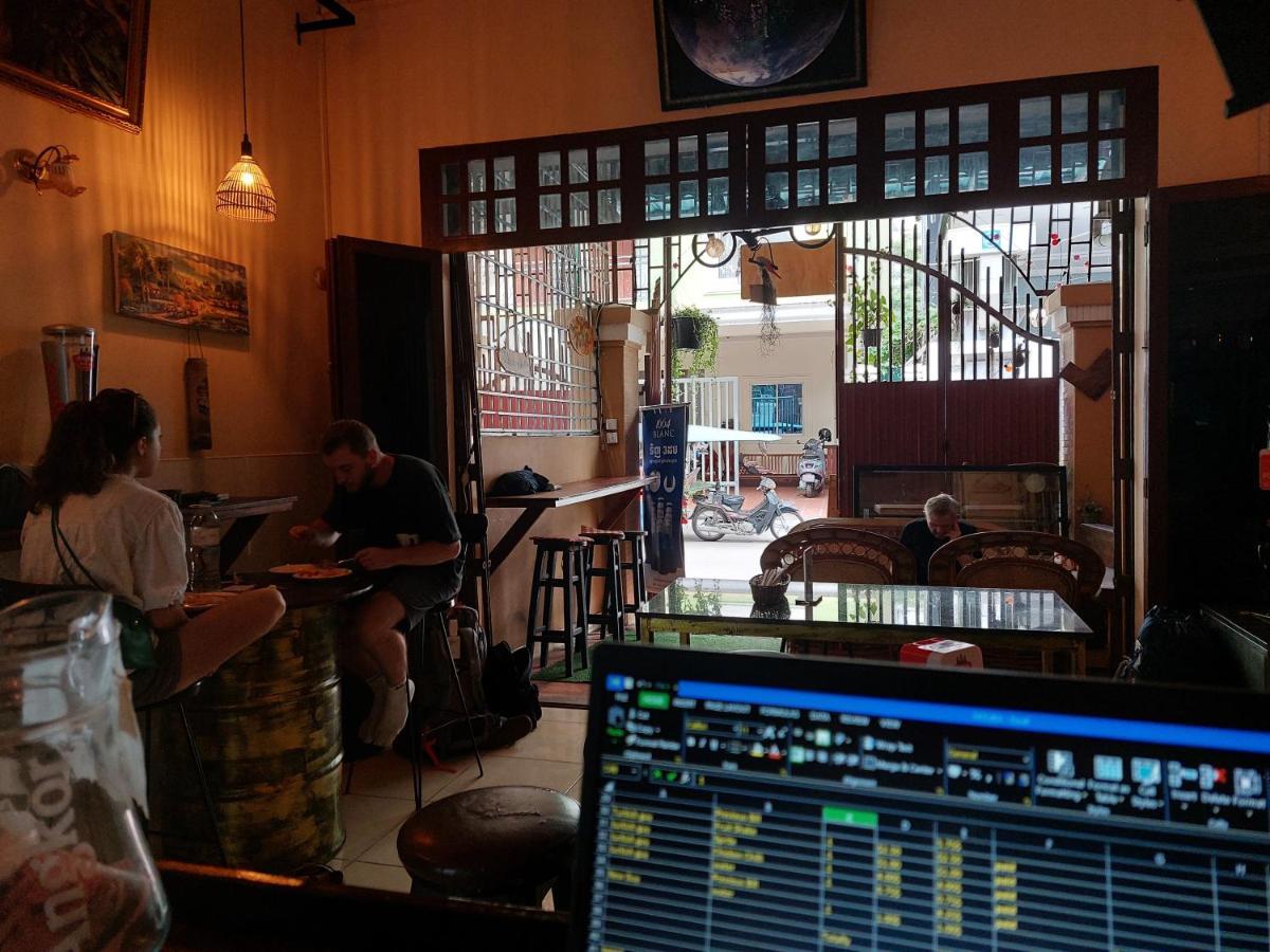 Peri Evi Hostel Phnom Penh Bassac Lane ภายนอก รูปภาพ