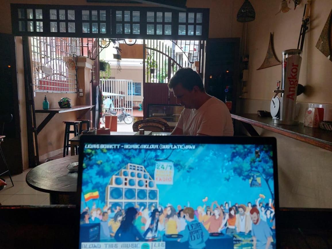 Peri Evi Hostel Phnom Penh Bassac Lane ภายนอก รูปภาพ