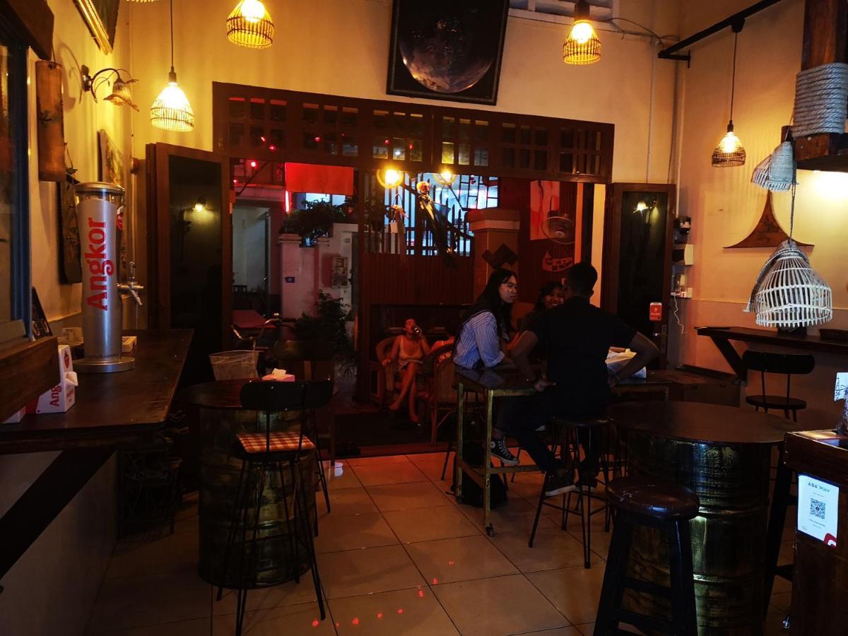 Peri Evi Hostel Phnom Penh Bassac Lane ภายนอก รูปภาพ