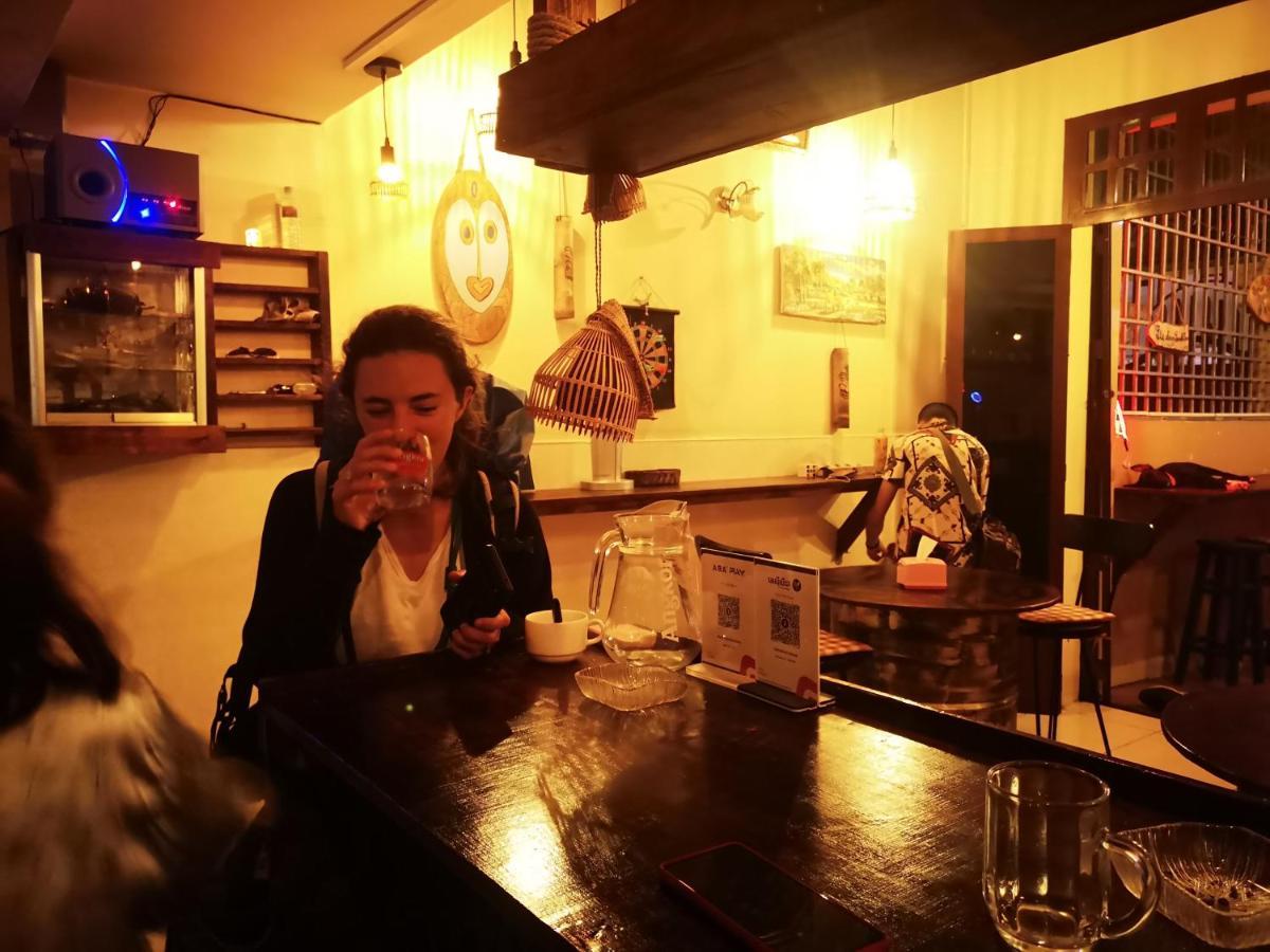 Peri Evi Hostel Phnom Penh Bassac Lane ภายนอก รูปภาพ