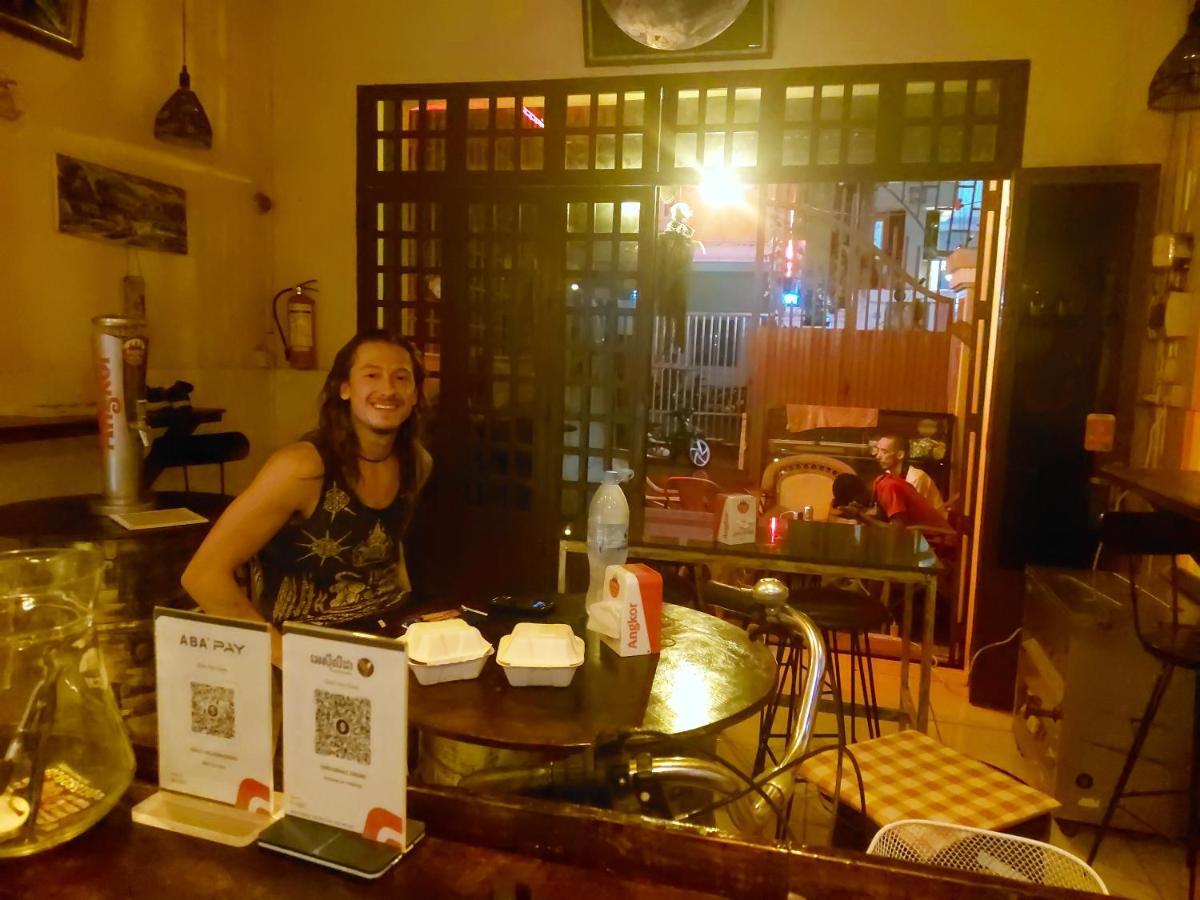 Peri Evi Hostel Phnom Penh Bassac Lane ภายนอก รูปภาพ