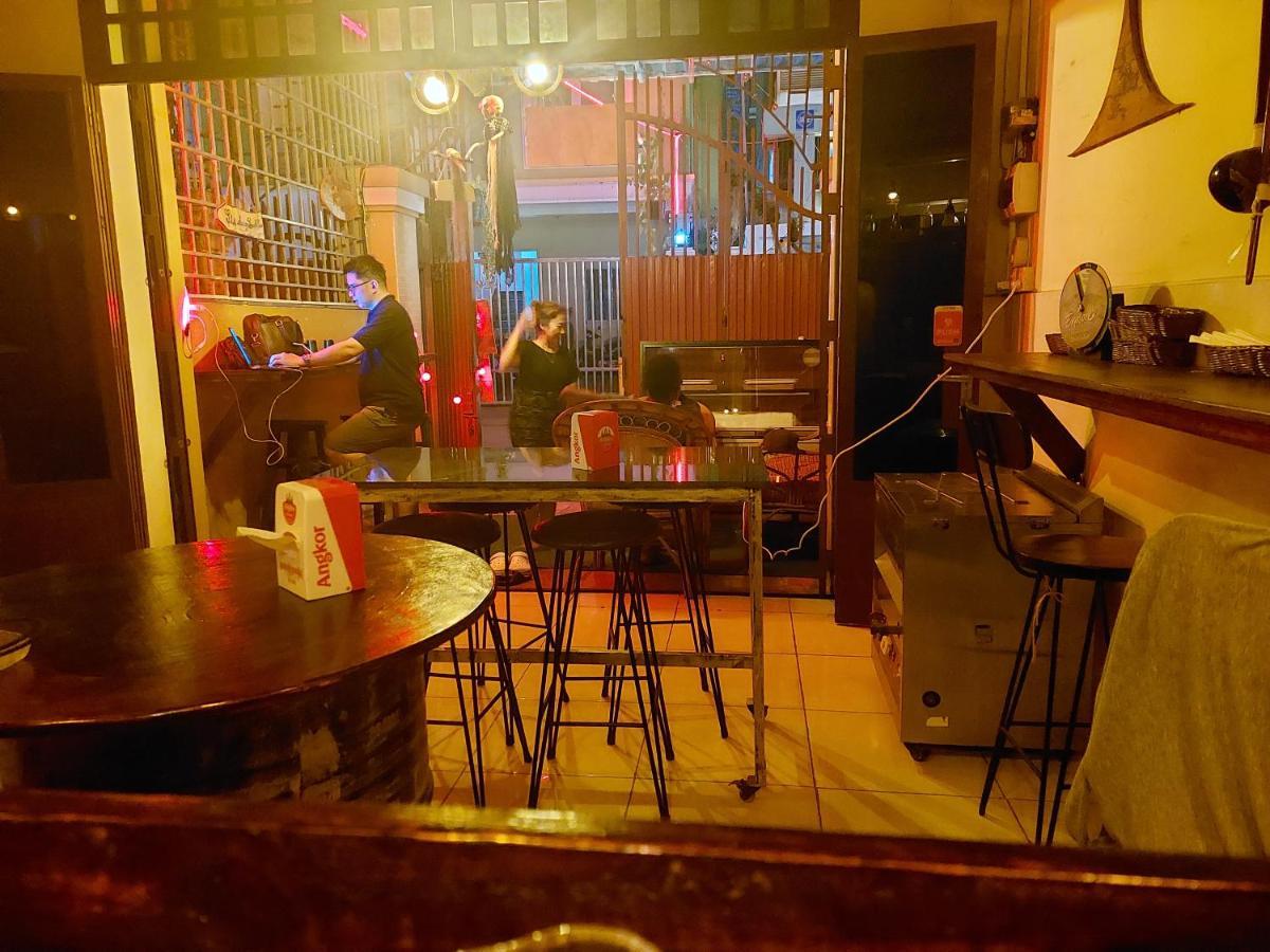 Peri Evi Hostel Phnom Penh Bassac Lane ภายนอก รูปภาพ